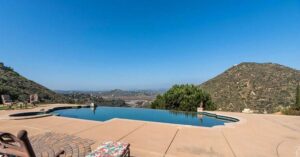 homes-with-infinity-pools