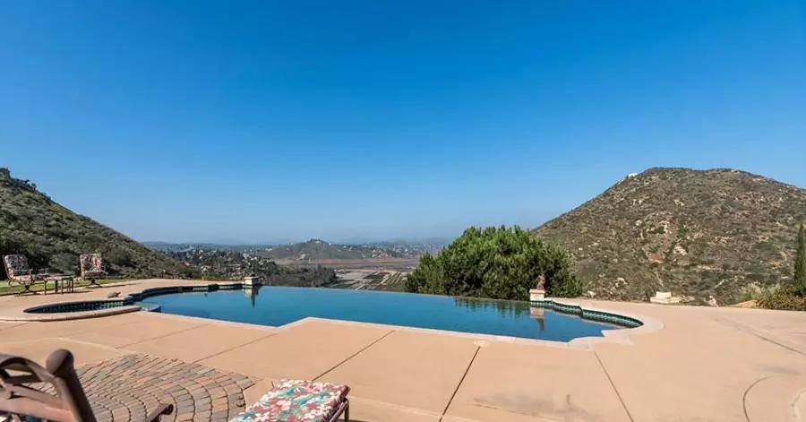 homes-with-infinity-pools