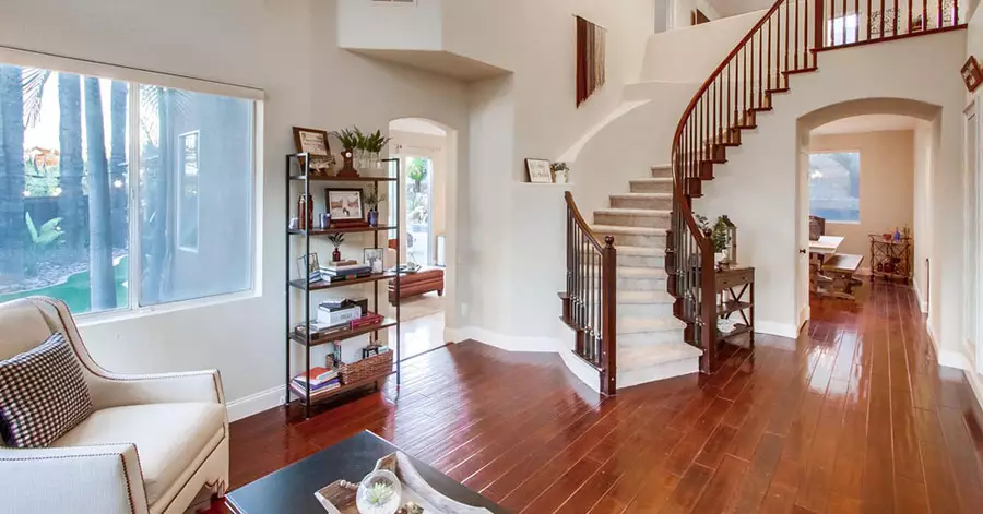 traditional-living-room-wood-floors