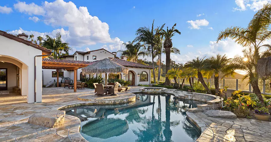 backyard swimming pool 